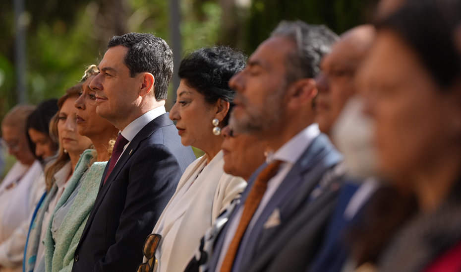 El presidente Juanma Moreno y representantes del pueblo gitano, durante el acto conmemorativo.